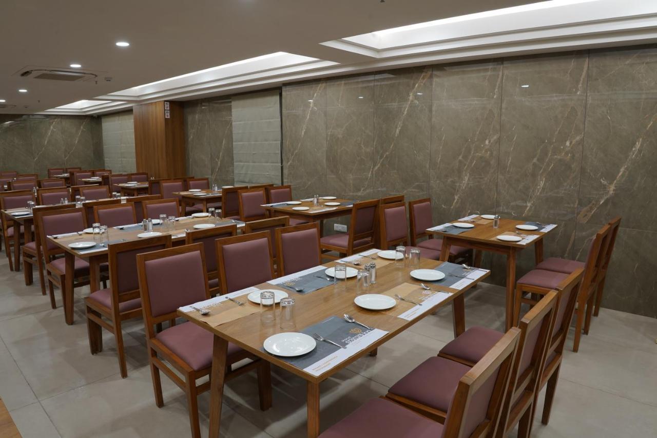 Hotel Stature Inn Kevadia ภายนอก รูปภาพ