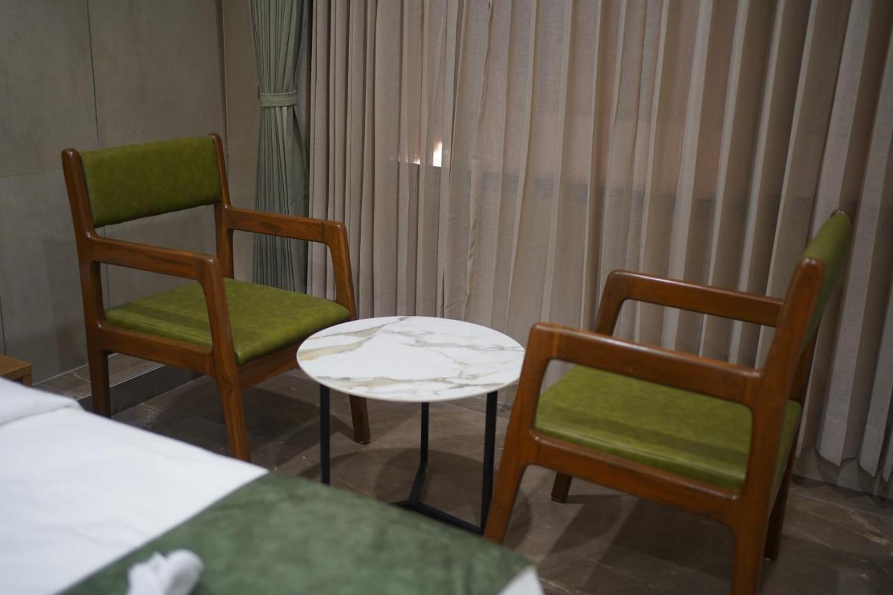 Hotel Stature Inn Kevadia ภายนอก รูปภาพ